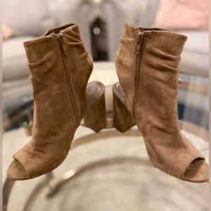 Charlotte Russe tan suede look heeled open toed & heel booties w/zippers size 9